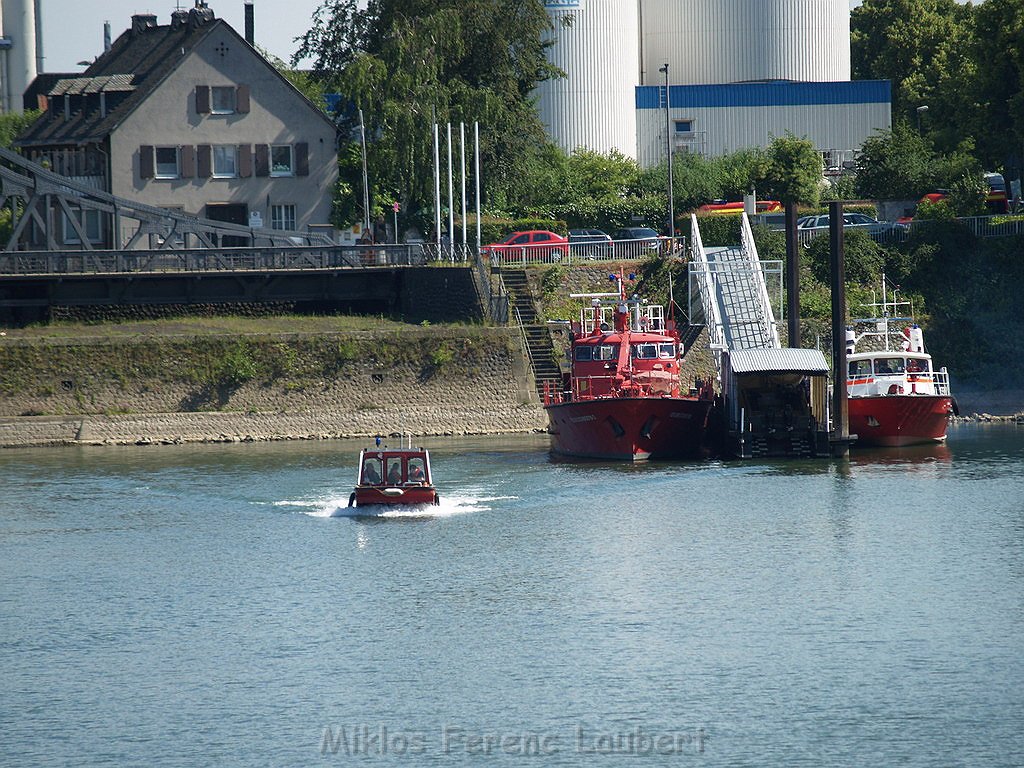 Einsatz Loeschboot Rettungsboot PRhein Koeln Rodenkirchen P01.JPG